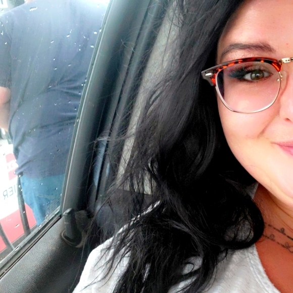 Meet your Posher, Ashley - Picture 1 of 2